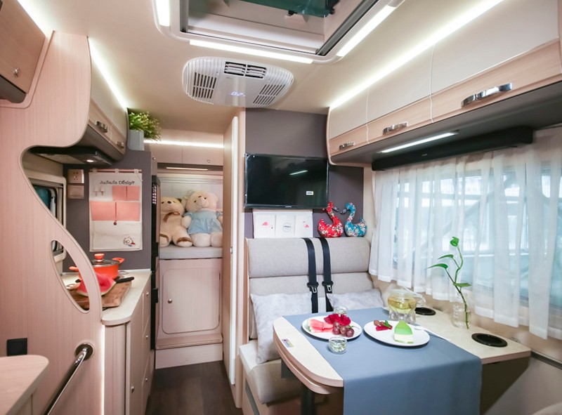 喜歡自駕游，不知道怎么選房車，看看這款四驅(qū)房車
